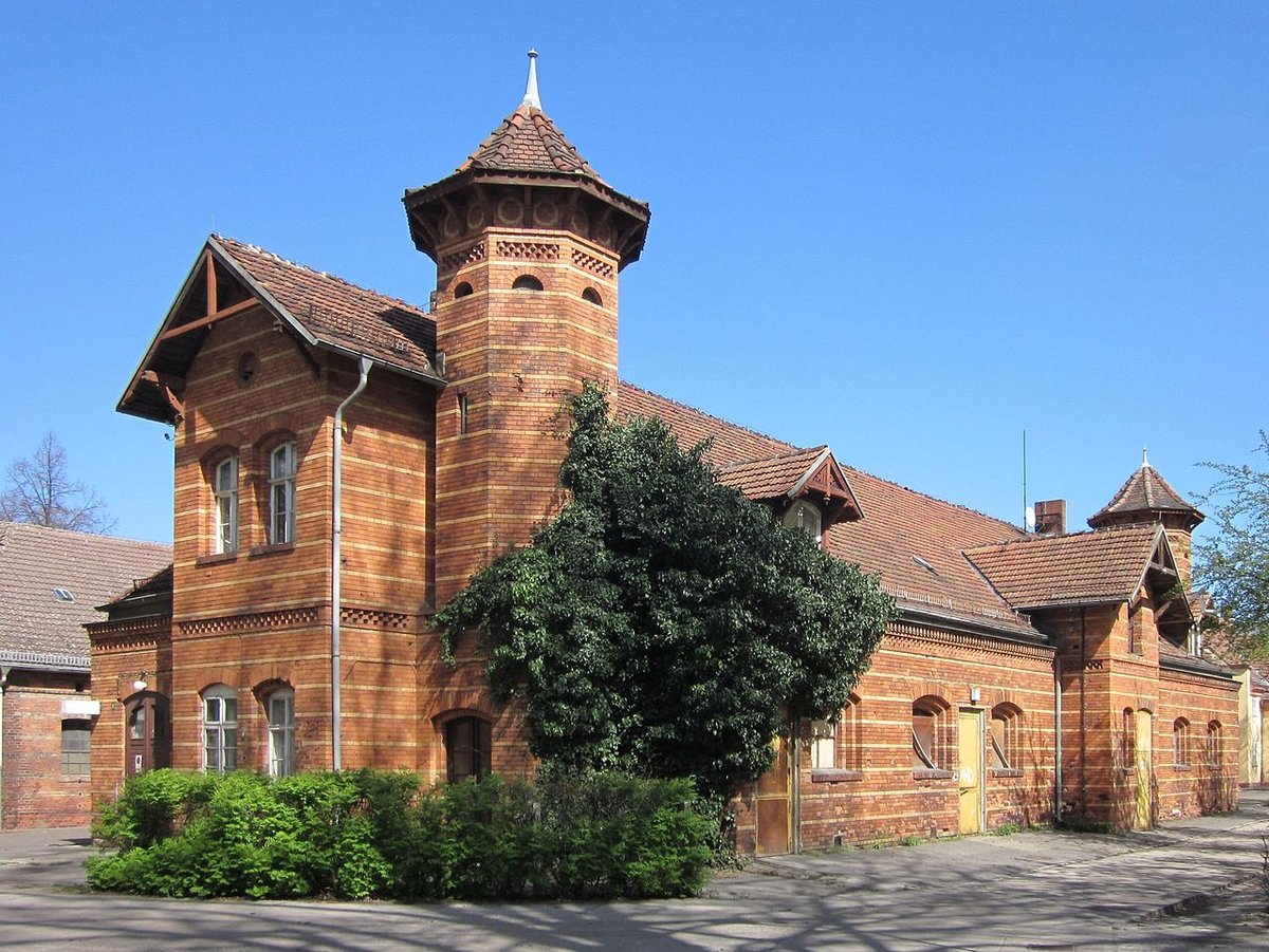 House 9 on the compound of the former Royal Veterinary Medicine School Berlin, now Campus North of the three Berlin universities. The building was constructed 1836 to 1838 to a design by Ludwig Ferdinand Hesse as Medical Horse Clinic