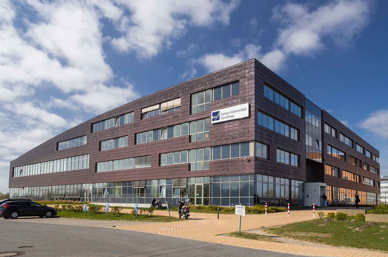 Flensburg-Sandberg, Auf dem Campus. Erweiterungsbau mit neuem Leuchtschild der Europa-Universität Flensburg