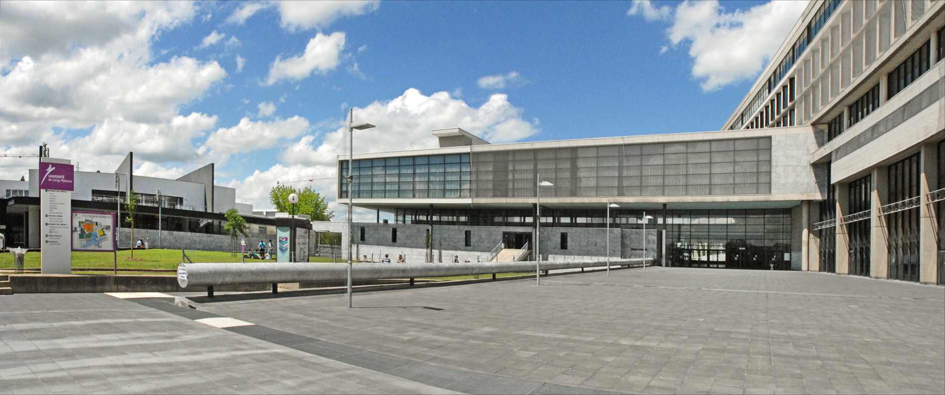 entrée du site des Chênes de l'université de Cergy-Pontoise