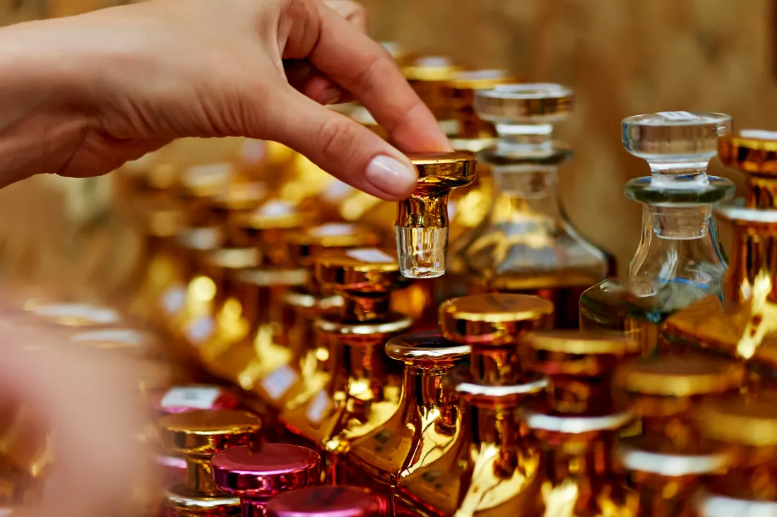 glass-perfume-bottles-based-oilsa-bazaar-market-macro-gold-pink-gamma