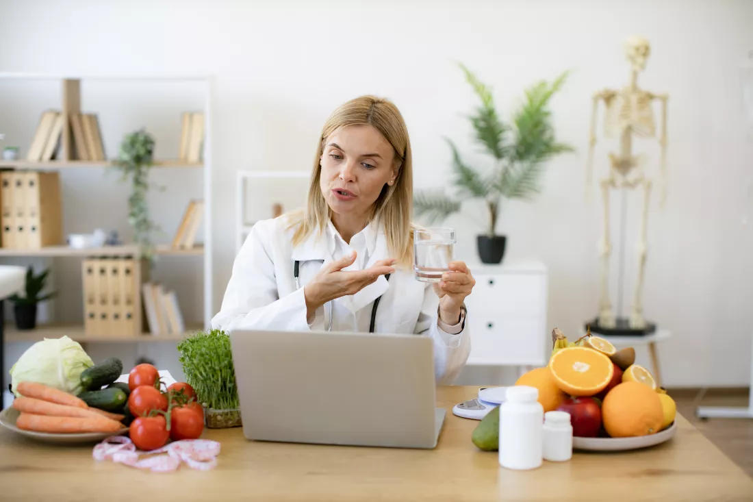 experienced-female-nutritionist-tells-patient-about-benefits-water