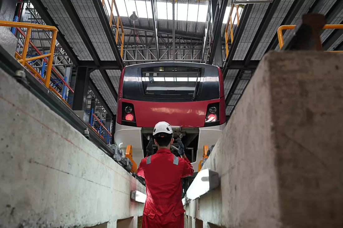 man-red-jumpsuit-is-standing-tunnel-with-train-top