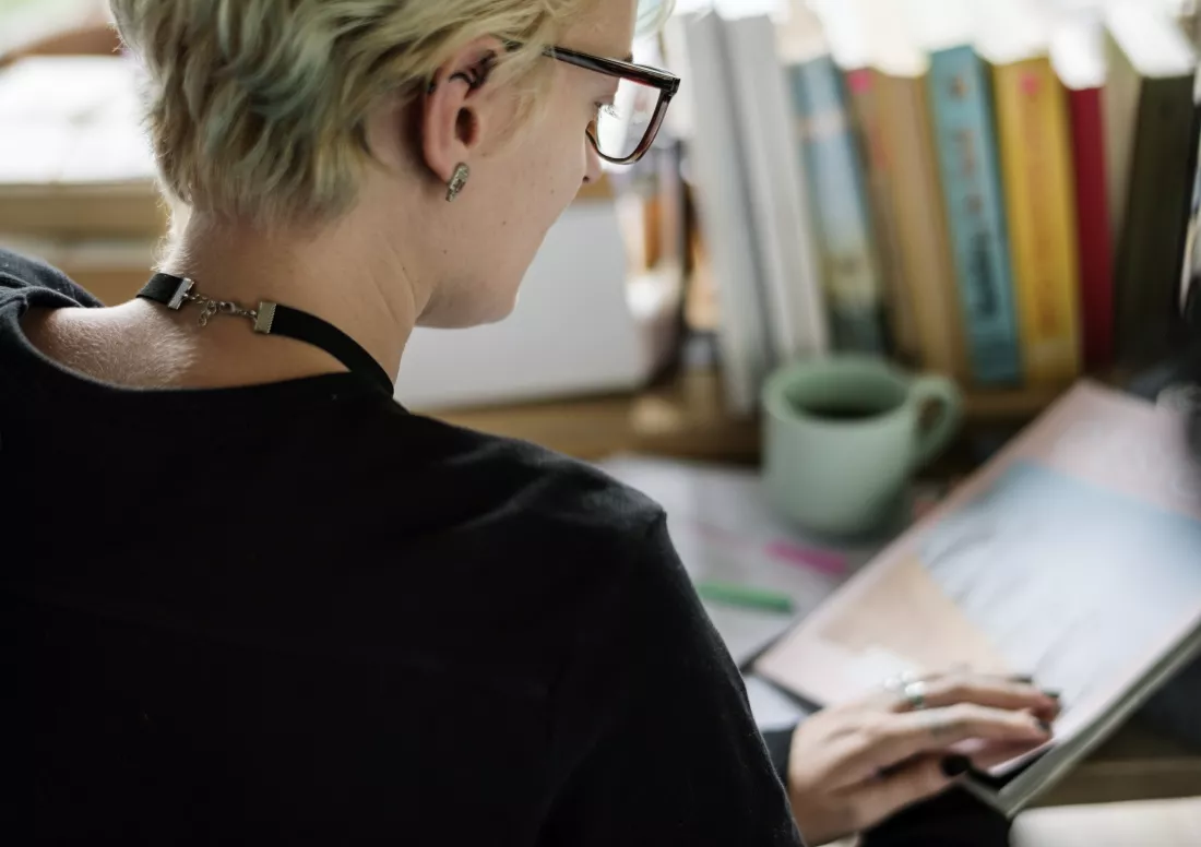 blonde-woman-working-her-office